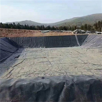 HDPE雙光面土工膜與復合土工膜在污水池和垃圾填埋場中的應用 防滲覆蓋的可靠選擇